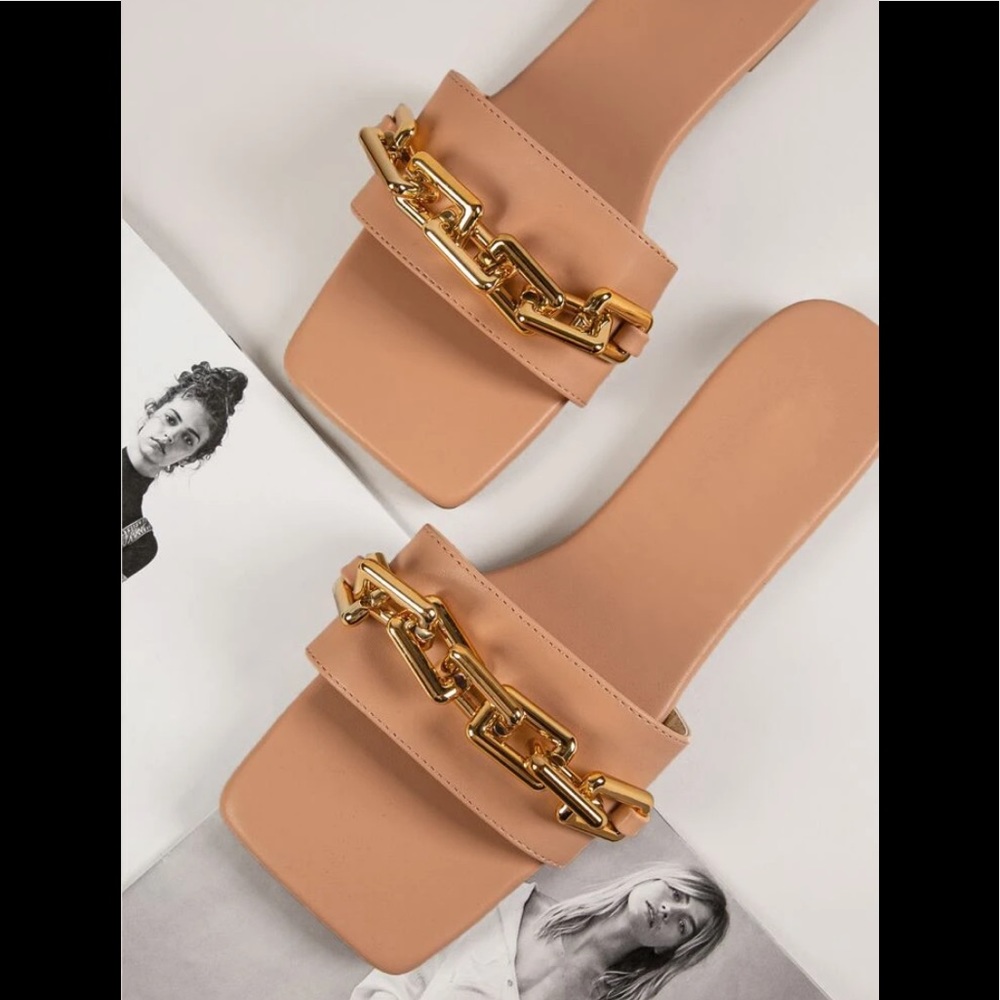 NIB NWT Tan/Nude Square Toe Gold Chunky Chain Sandals Size 8